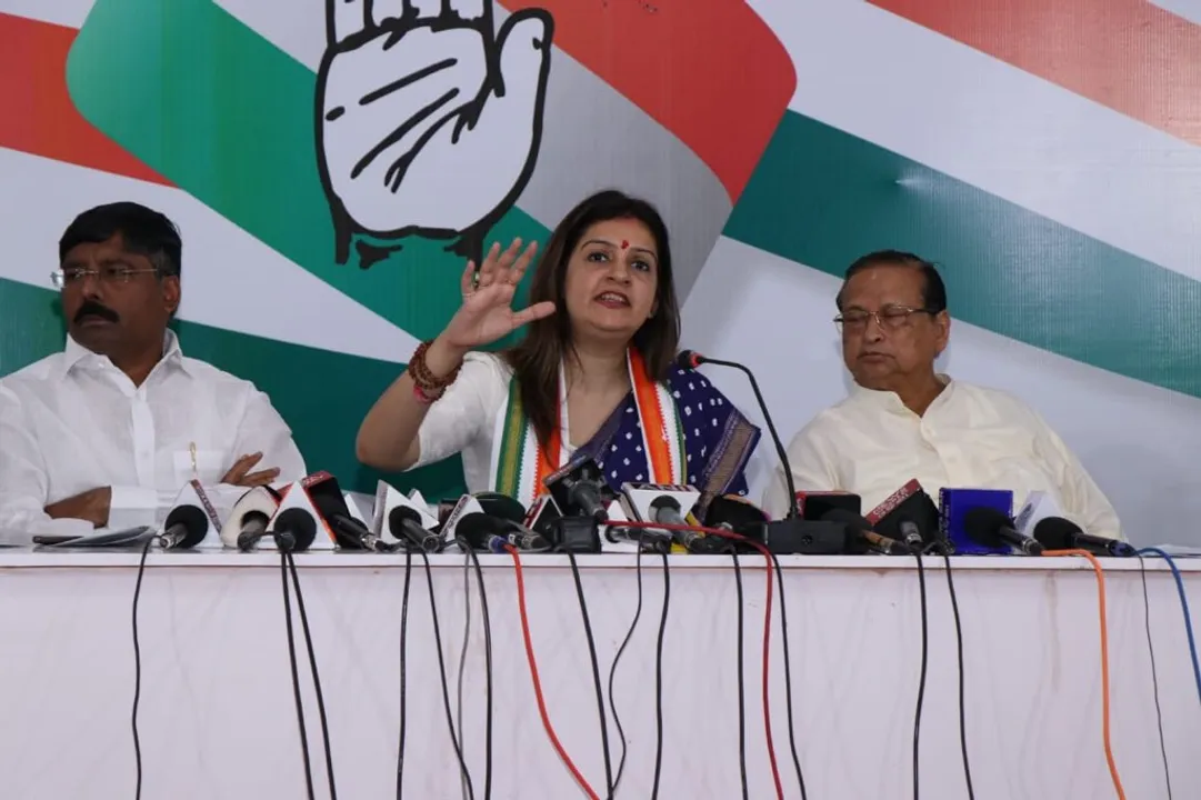  Priyanka Chaturvedi lambasts Modi, terms Cong manifesto 'best'