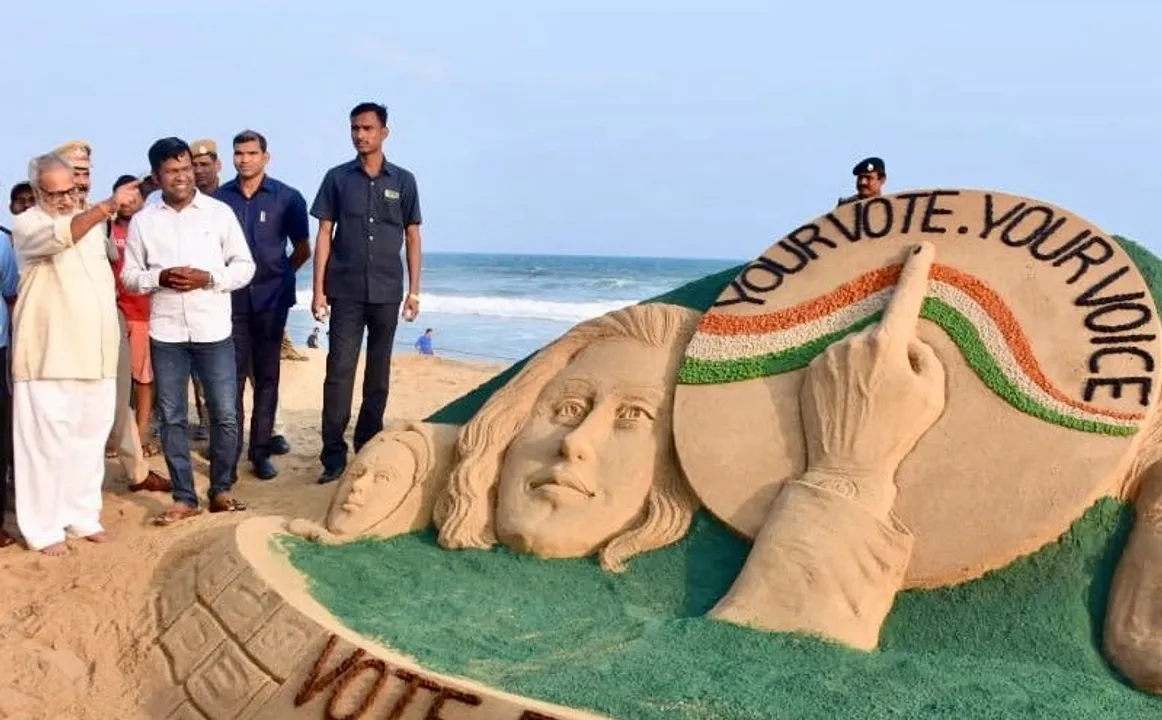  Odisha Governor visits Sudarsan’s sand art on voting awareness