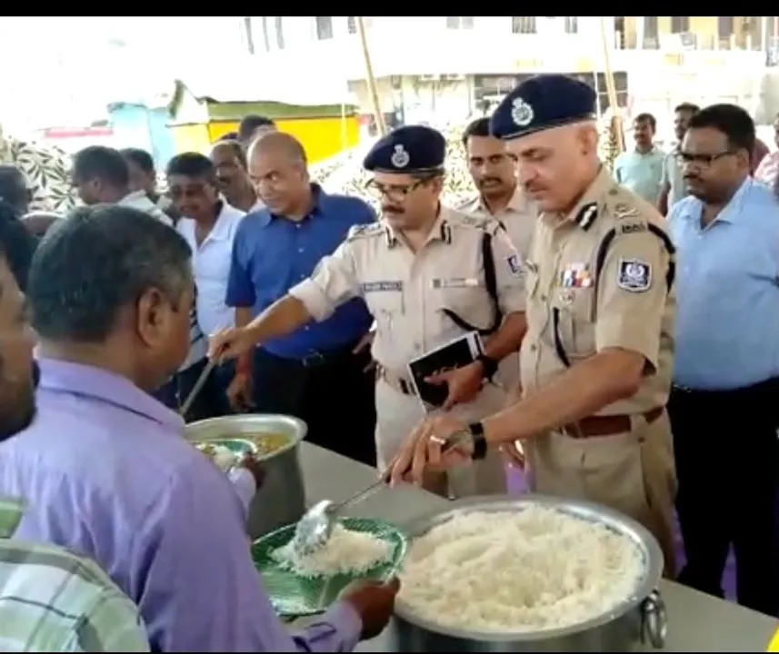  Free kitchen by Odisha Police for Cyclone FANI victims