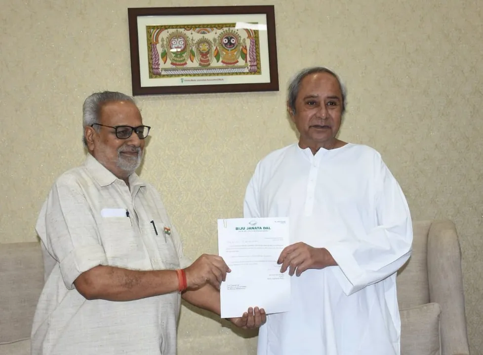  Odisha Guv invites Naveen to form government