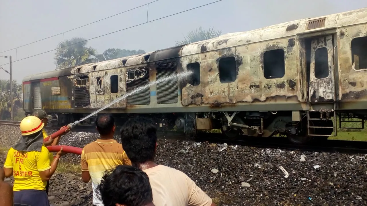  Smoke from Rajdhani Express triggers panic in Odisha