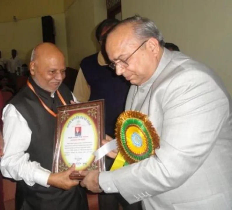  Journalist Ramahari Mishra (left) receiving an award. 
