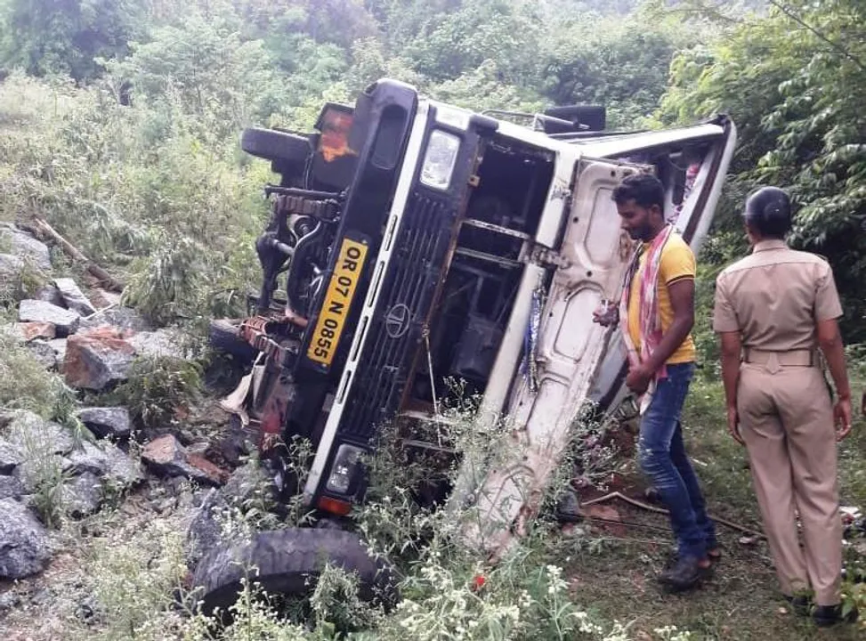  Bus skids off road in Odisha's Ganjam; 1 killed, 30 injured