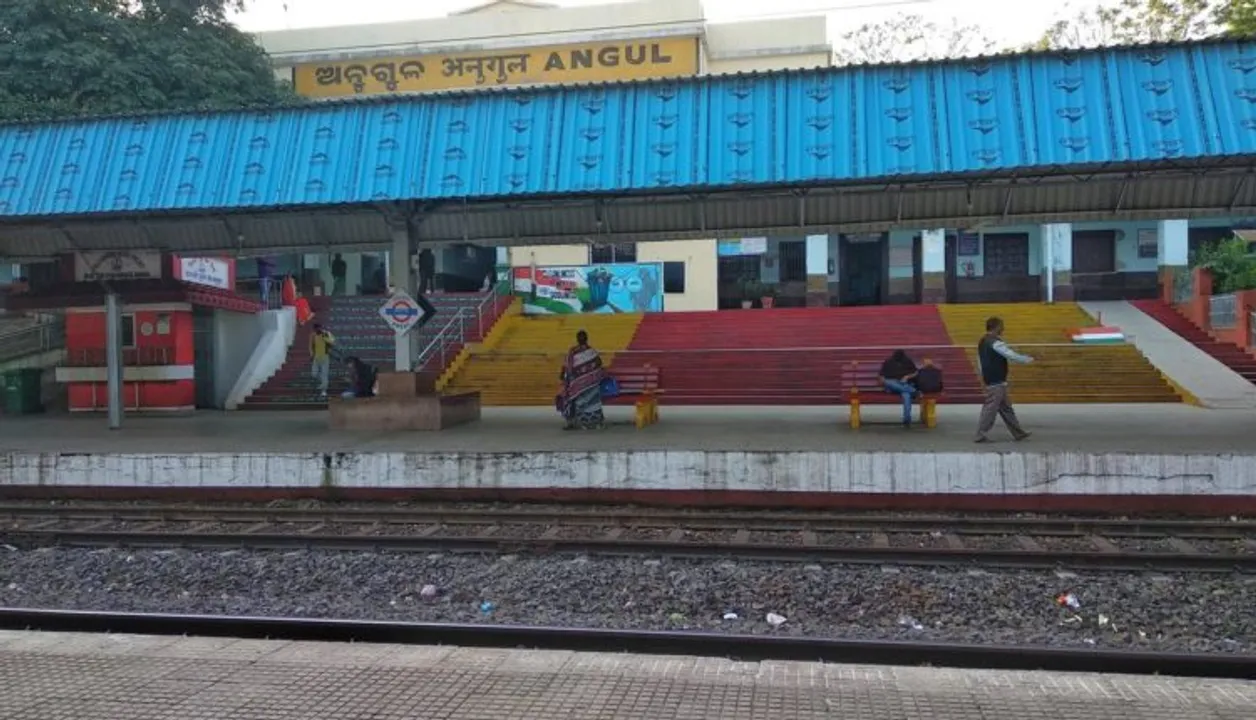  Youth jumps before moving train in Angul  