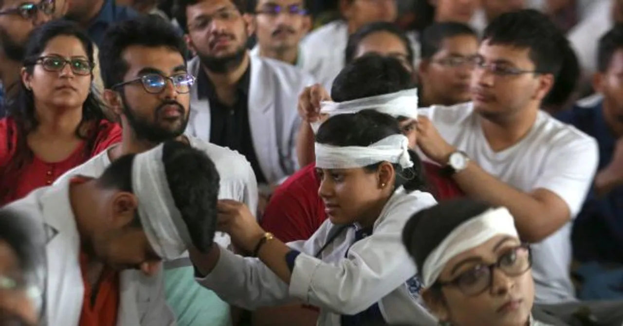  Bengal agitation: AIIMS docs call off strike, give ultimatum to Mamata