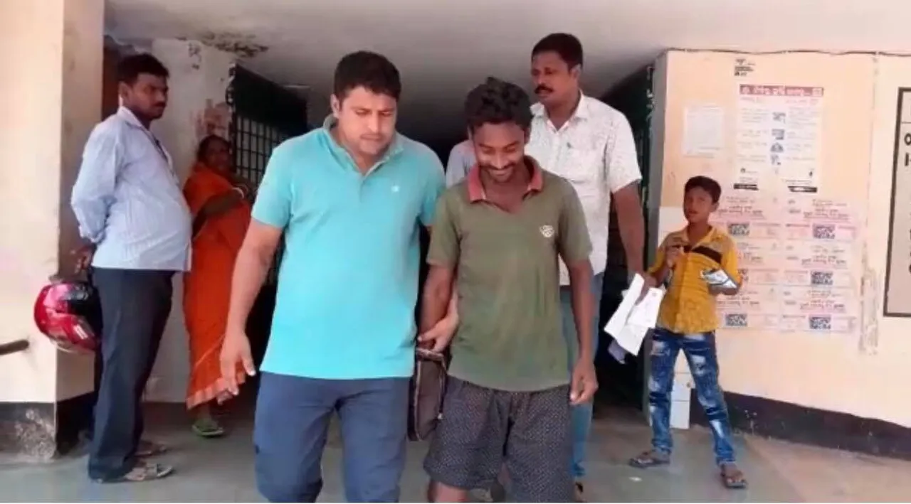  Accused with Delhi Police following arrest (File Pic) 