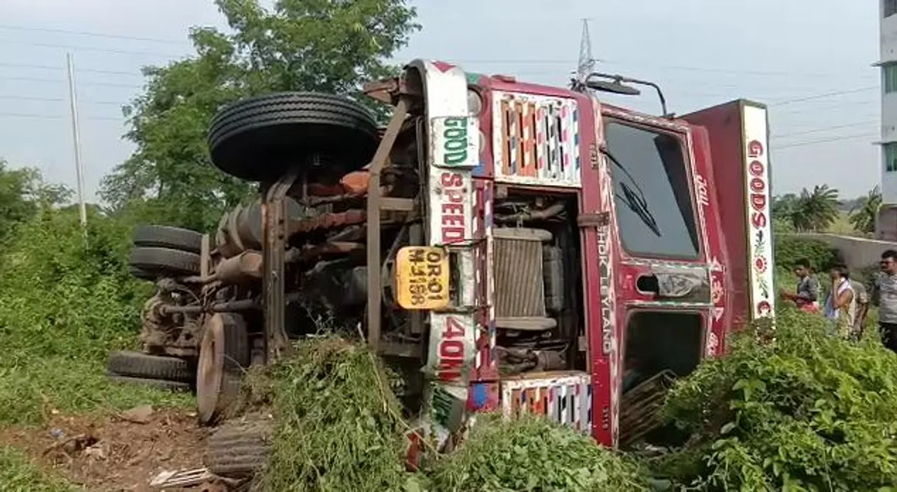  Over 25 cattle killed as truck overturns in Odisha's Balasore