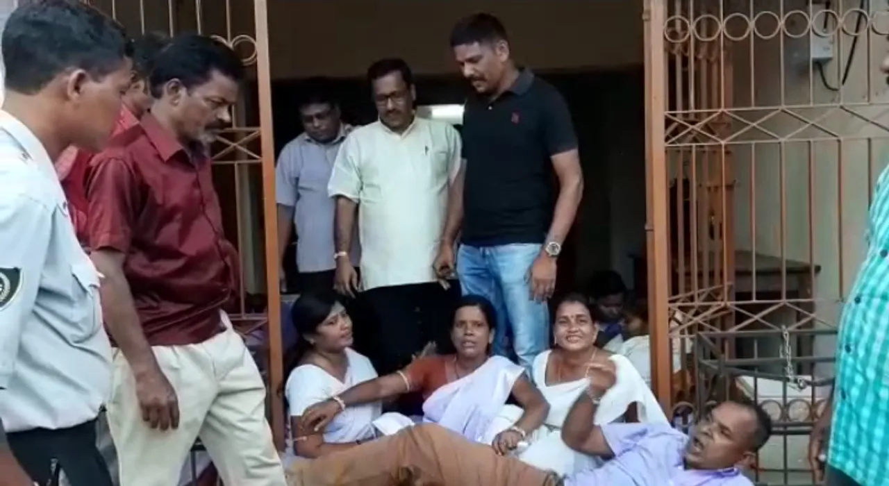  Retrenched hospital staff stage stir inside Odisha hospital; gherao CDMO in-charge