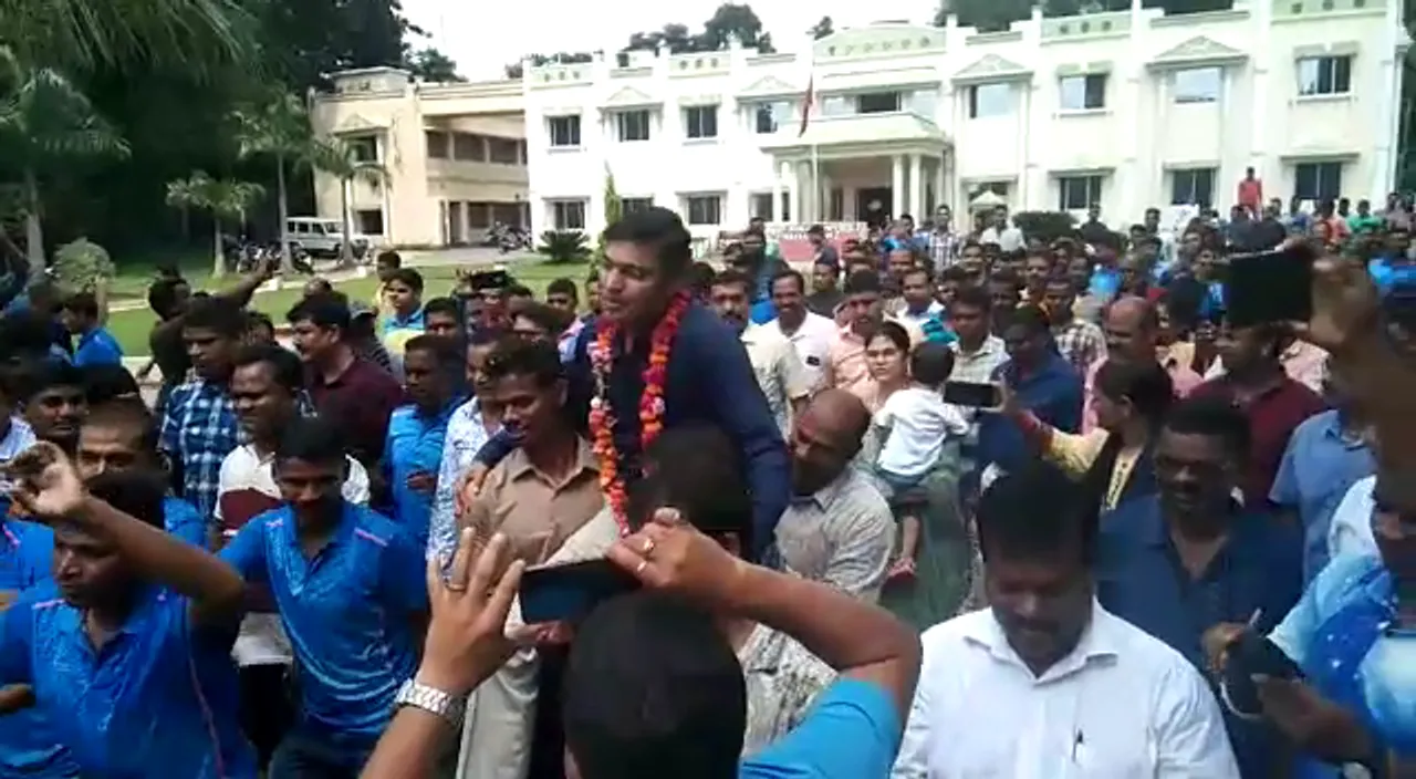  Watch: Odisha SP being given emotional farewell