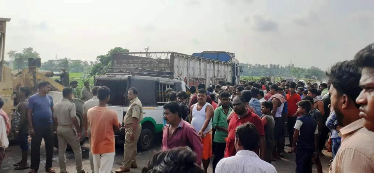  Odisha: One dead, 2 critical as speeding pickup van hits truck  