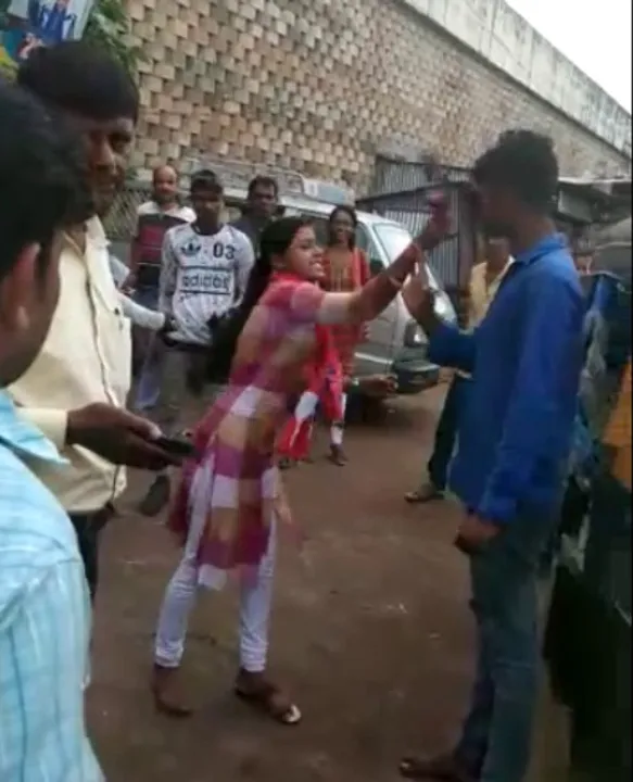  [Watch] Auto rickshaw driver beaten up by woman for misconduct