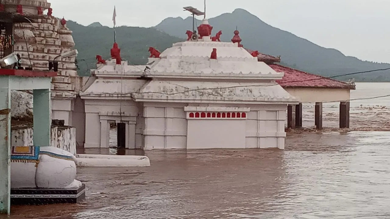  Odisha: Bhattarika Temple submerged in flood water. [See pics]