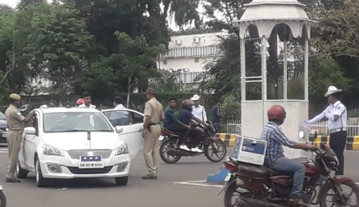  Odisha DGP gets down from car, lashes out at traffic cop