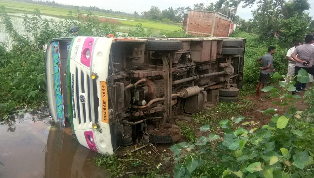  Bus overturns in Odisha's Jagatsinghpur, 20 injured