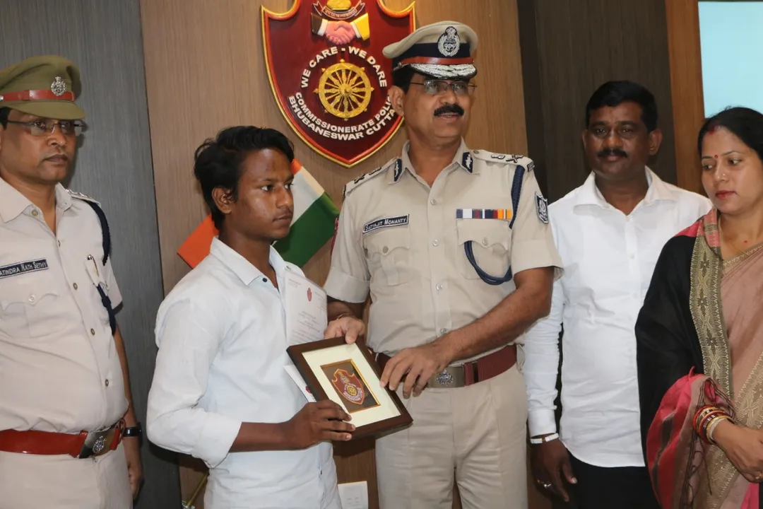  CP felicitates youth who nabbed chain snatchers in Odisha capital