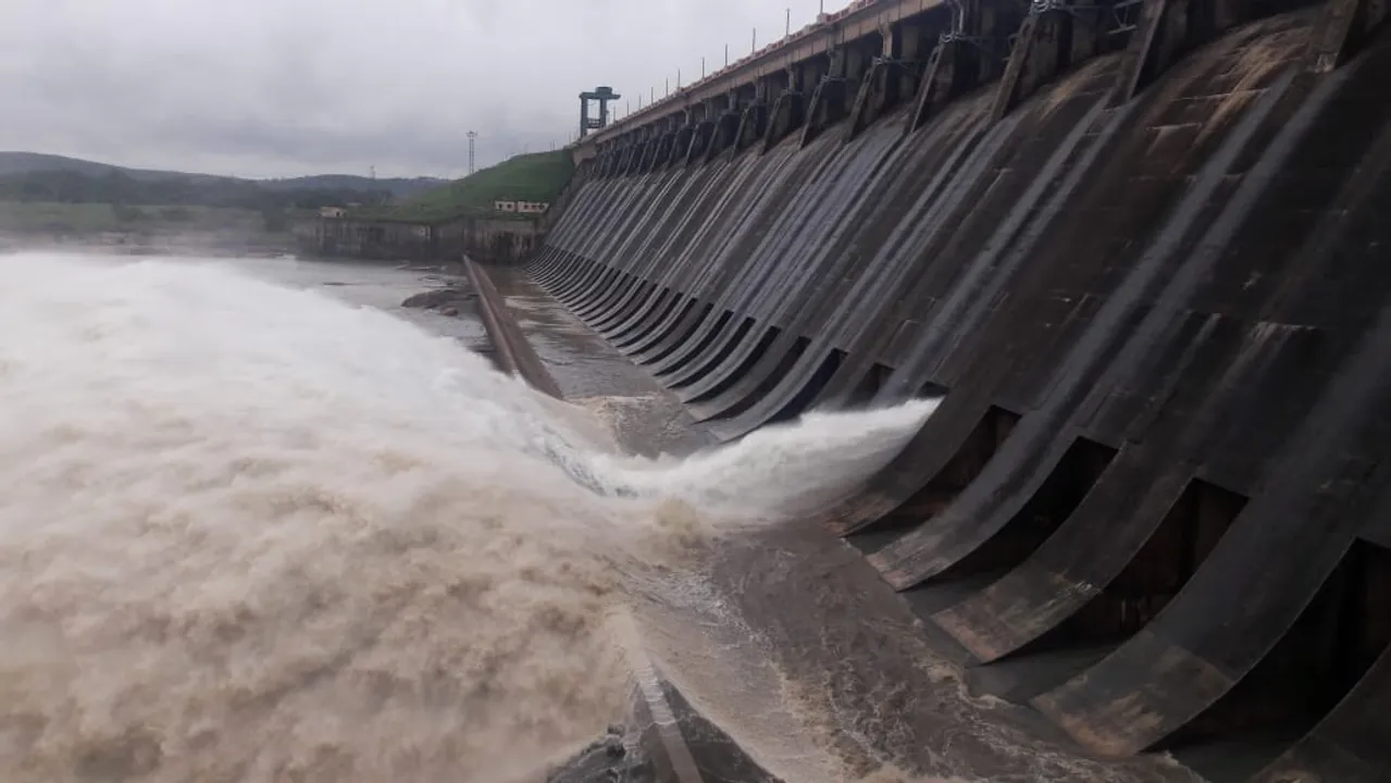 Season's first flood water released from Hirakud Dam 