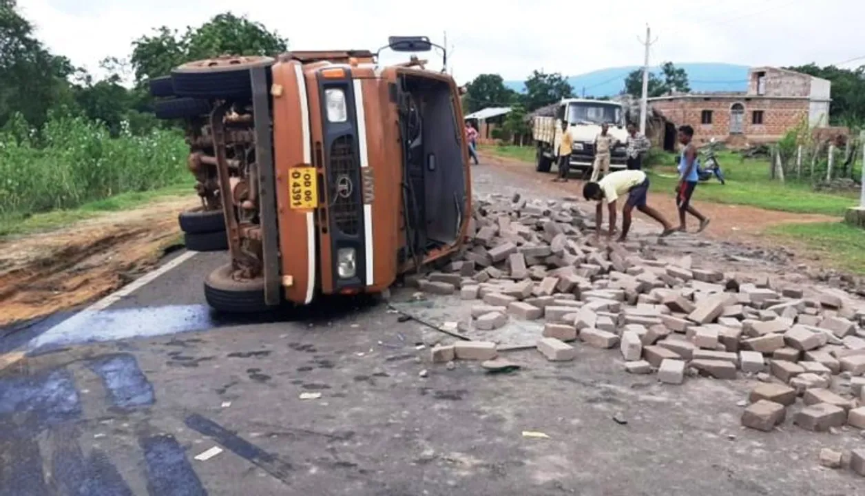  One dead, 4 critical as brick-laden truck overturns in Odisha