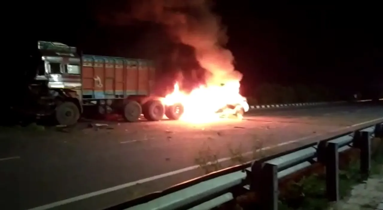  [Watch] Car catches fire after crashing into truck