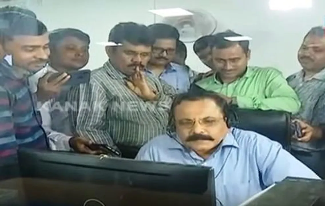  Watch video: Odisha DGP talks to people on phone for feedback