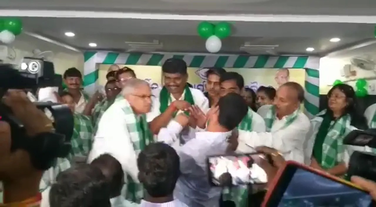  [Watch] Odisha MP slaps new joinee during ‘Misran Parv’