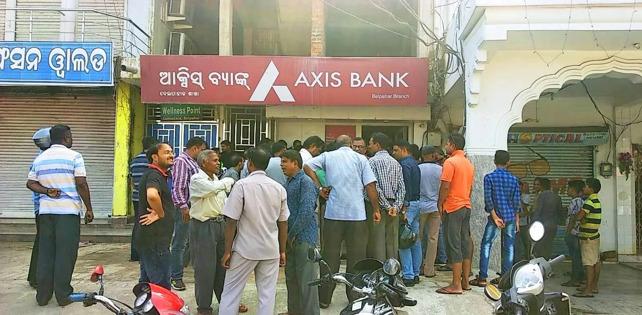  Masked miscreants pull down bank shutter, loot Rs 14 lakh at gunpoint in Odisha  