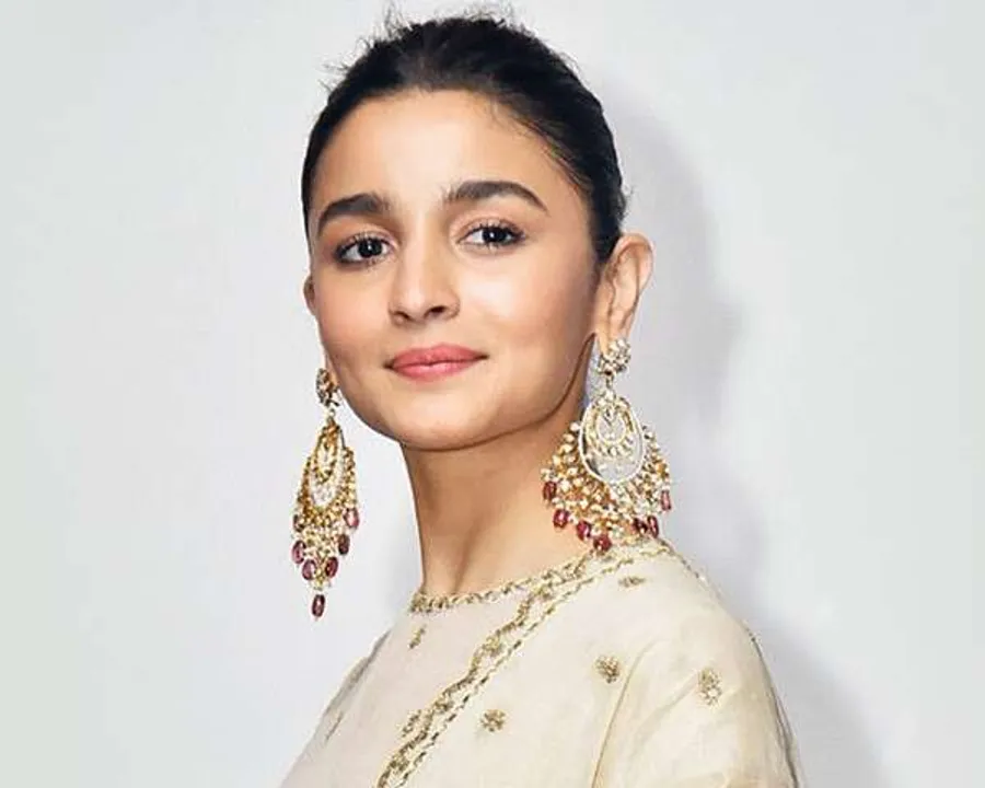  Alia Bhatt: Big B is a legend, yet a humble person