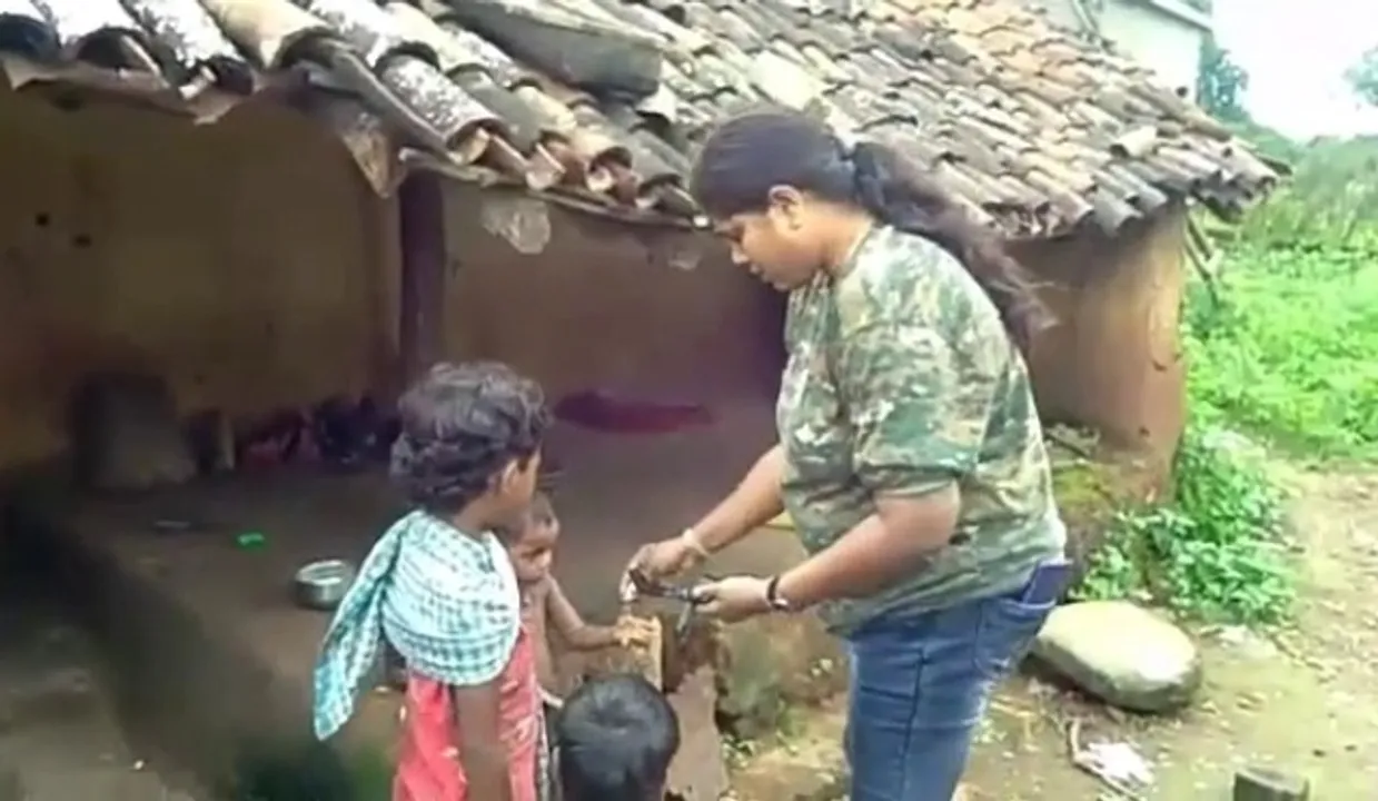  Motherly care behind Khaki! Woman cop offers food to underprivileged kids in Odisha