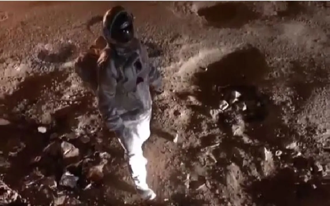  [Watch] Man dressed as astronaut 'moonwalks' on Bengaluru potholes