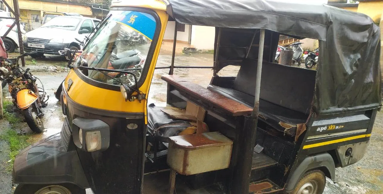  Odisha: After hefty fine, violator decides to dump auto-rickshaw in police station