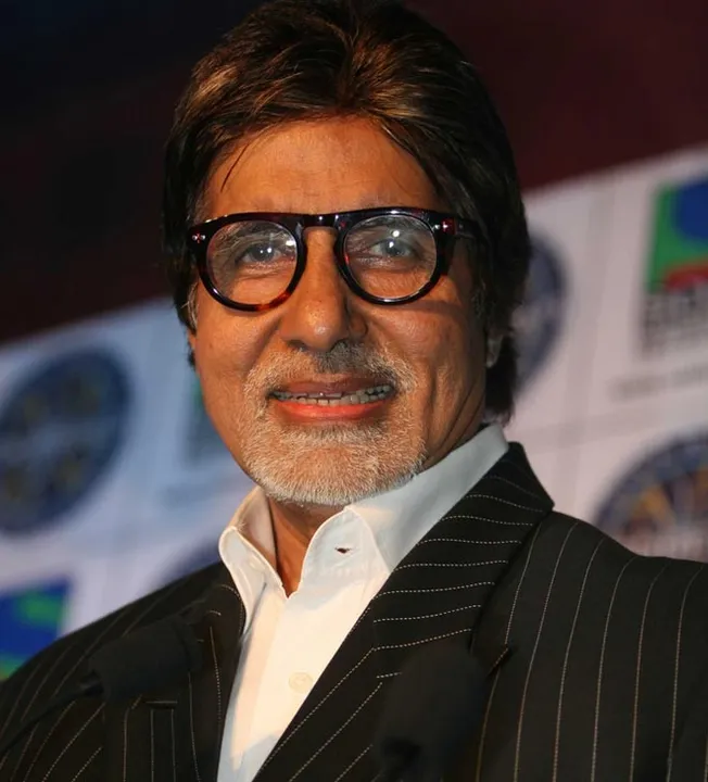  Big B 'deeply grateful' for Dadasaheb Phalke Award
