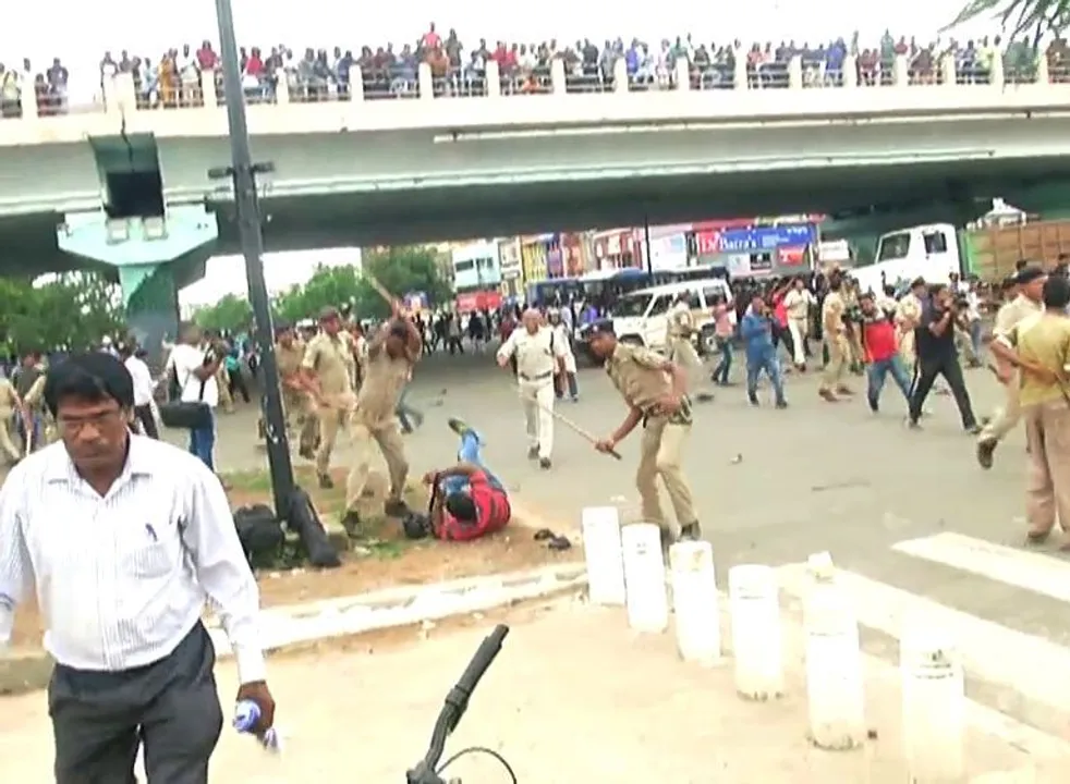  Locals-police face off: Journalist injured during lathicharge in Odisha's capital