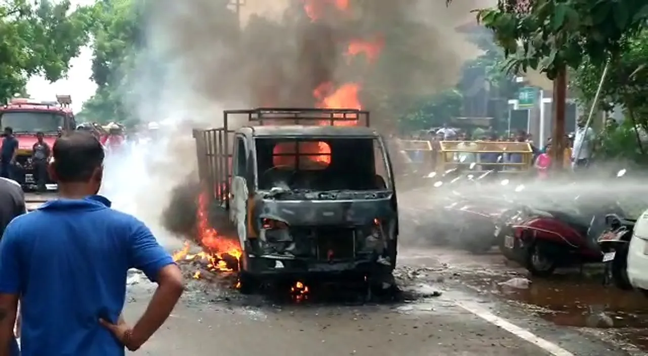  [Watch] Moving mini truck catches fire near KIIT University in Odisha capital