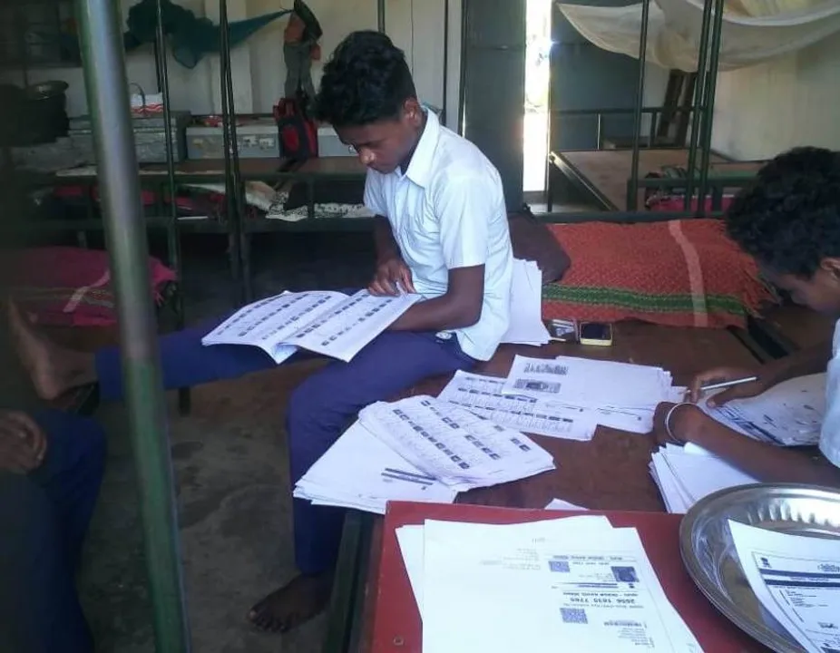  Odisha: Headmaster engages students in poll-related work
