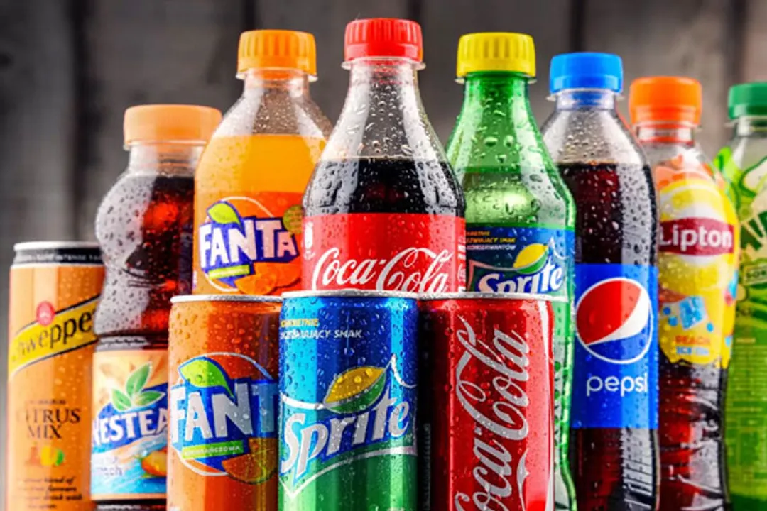  Drinking soft drinks linked to obesity, tooth wear