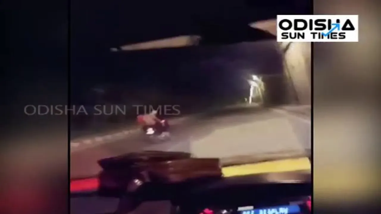  [WATCH] Tele actress being harassed by two bike borne youths in Odisha Capital