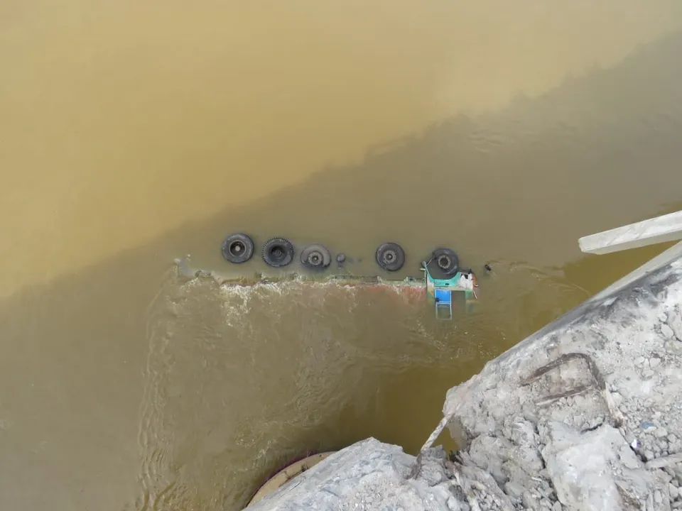  Truck plunges off bridge into river in Odisha’s Balangir