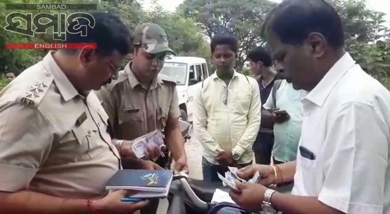  Watch Video: Posing as civilian, Nayagarh SP nabs middleman near RTO