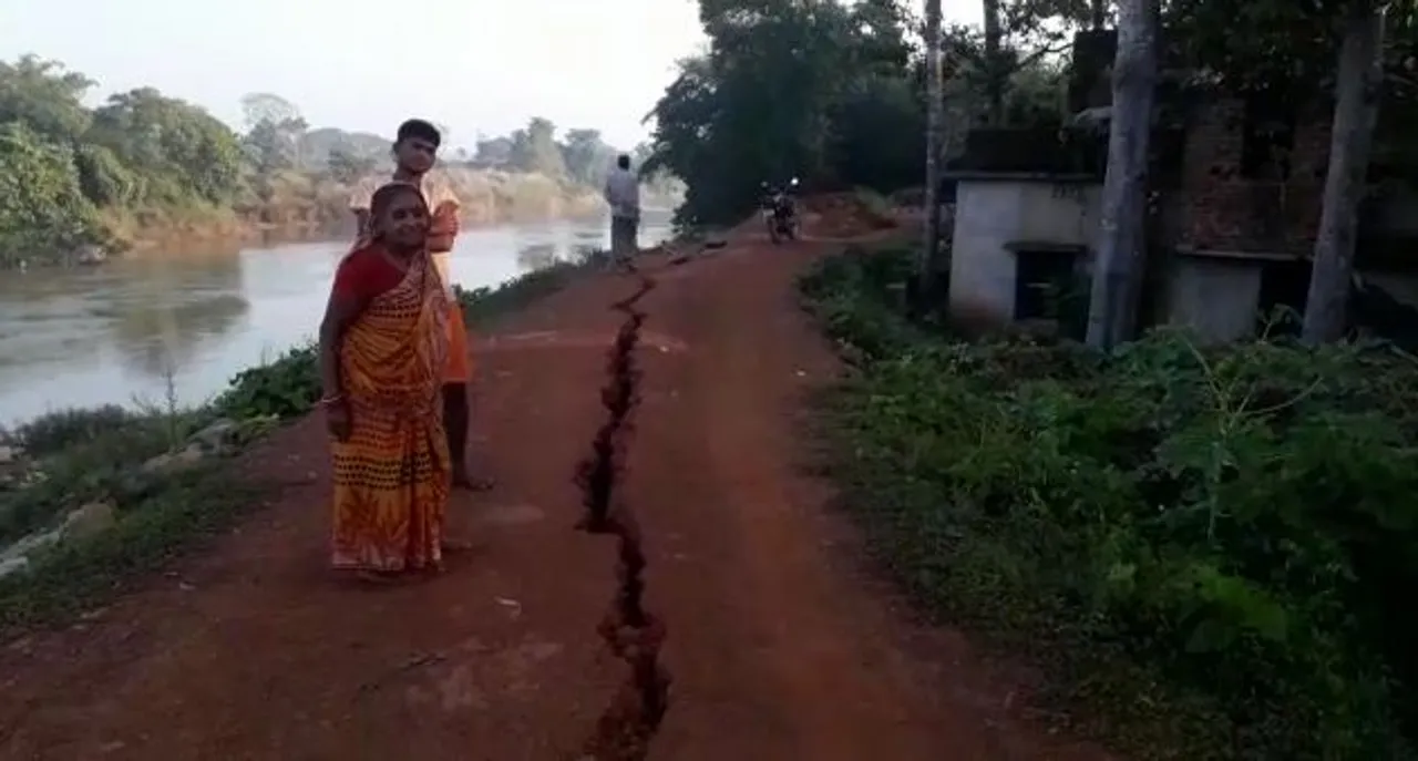  Locals panic as crack develops in river embankment in Odisha's Bhadrak