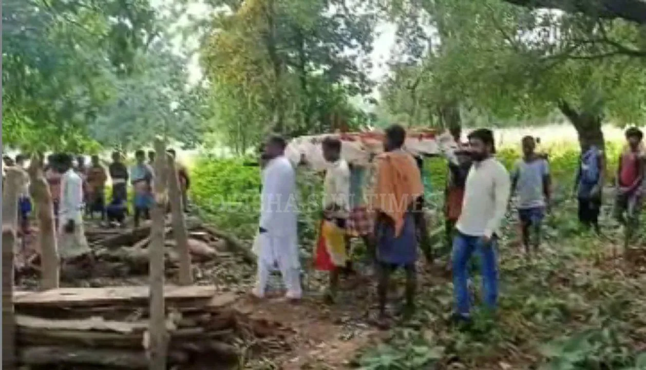  Odisha MLA lends shoulder to mortal remains of villager