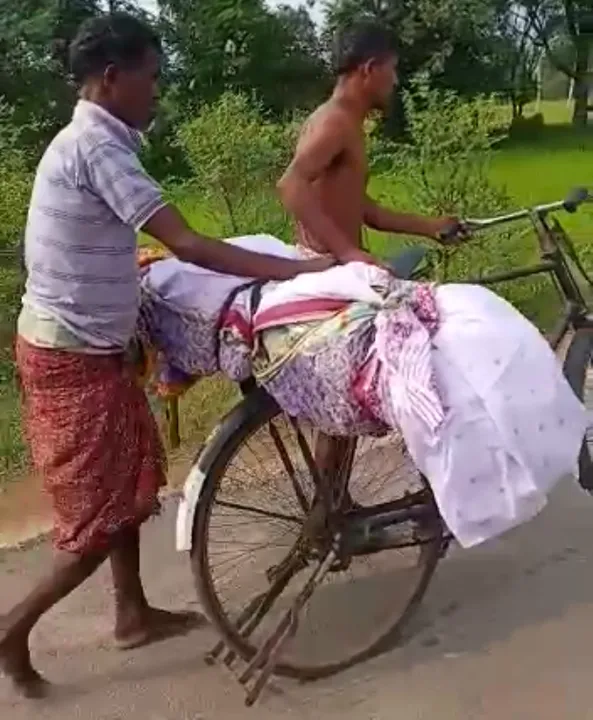 Odisha: Villagers boycott funeral ceremony; sons carry mother’s body on bicycle