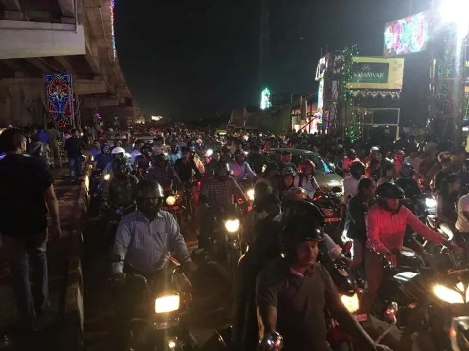  Traffic snarls, congestion in Twin City annoy pandal hoppers