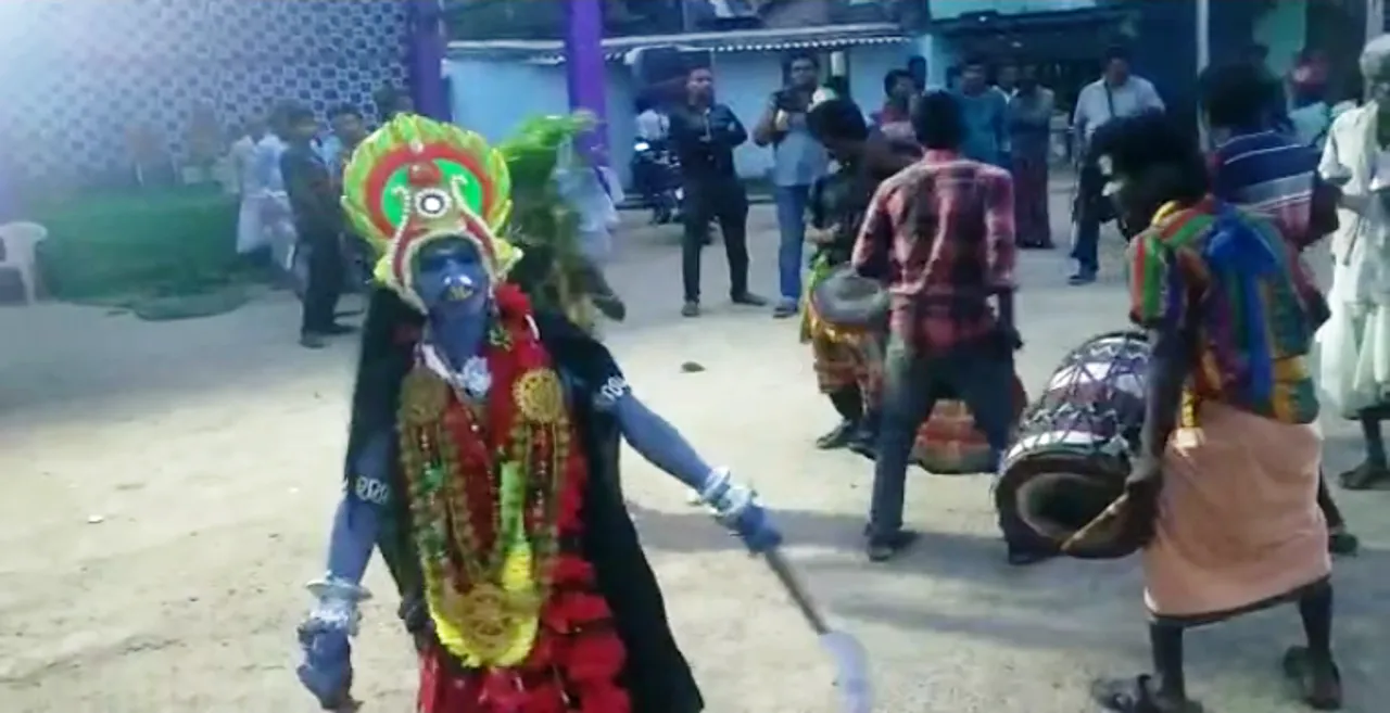  Watch Padma Shri Haladhar Nag performing in a goddess avatar
