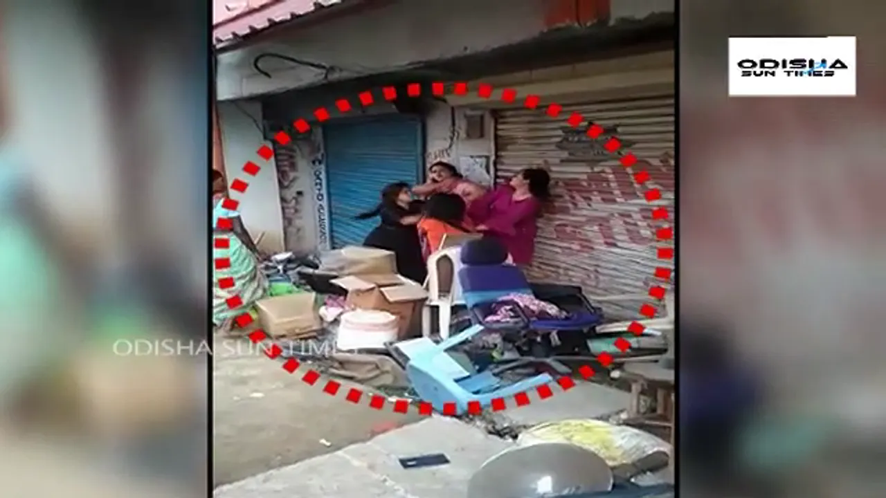  [Watch] Ugly fight between 4 women in Odisha caught on camera