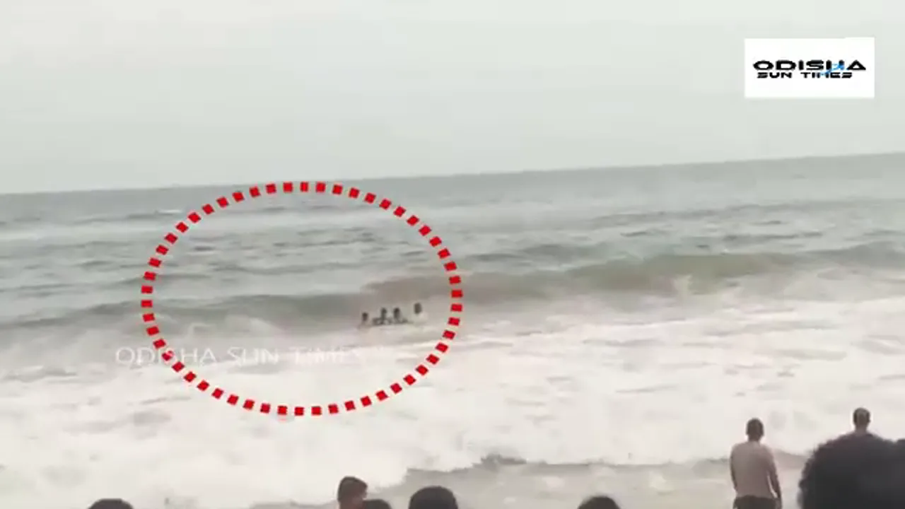  [Watch] 19-yr-old boy being rescued from drowning in Puri sea