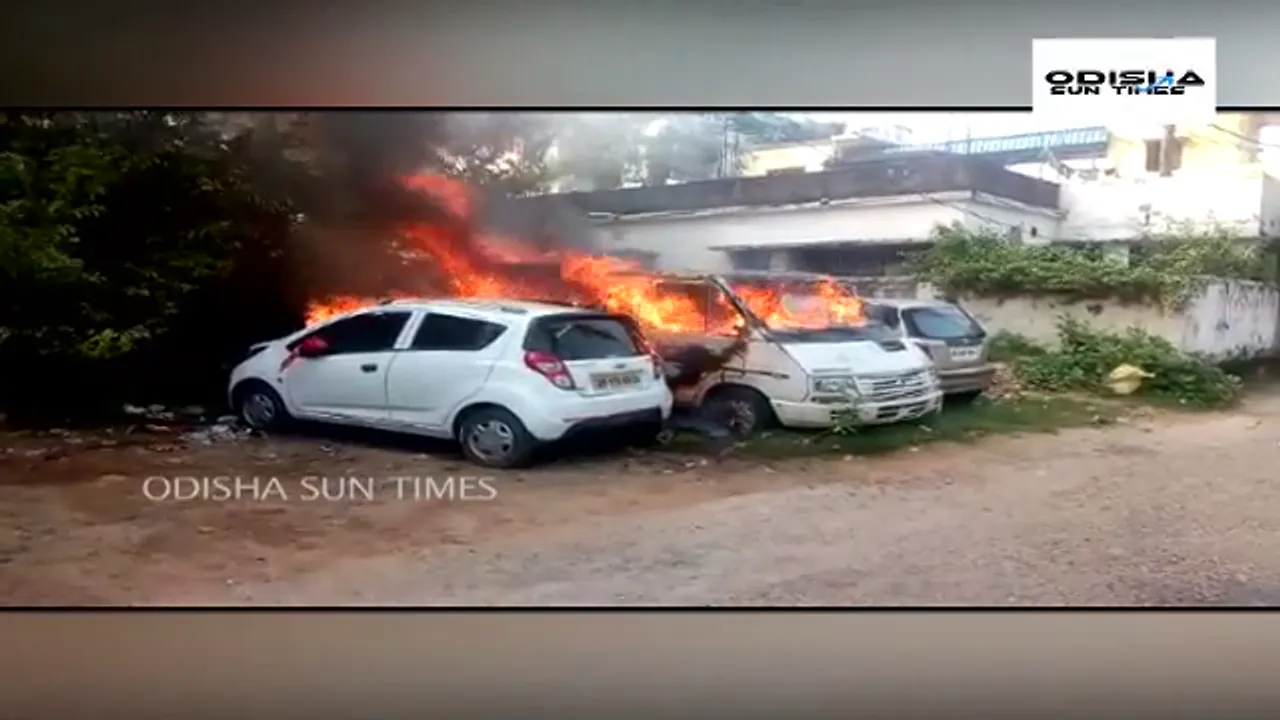  [Watch] 3 cars gutted as minor boy tosses half-burnt cigarette in Bhubaneswar