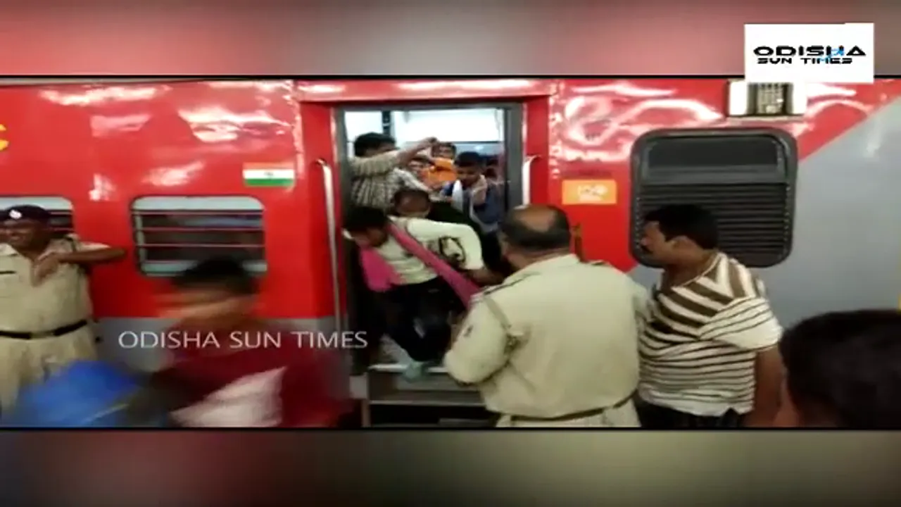  [Watch] Chaos at Bhubaneswar Rly Station as Army job aspirants go berserk