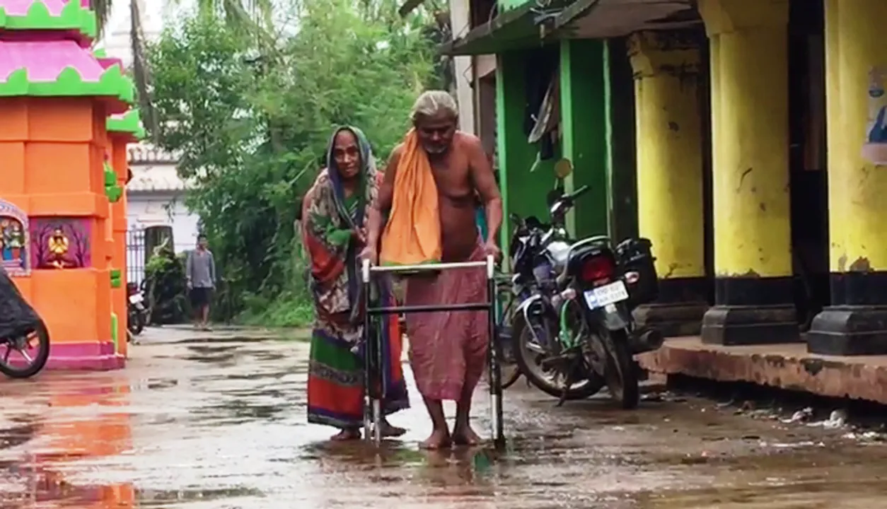  Driven out by son, Odisha elderly couple seeks alms for a living