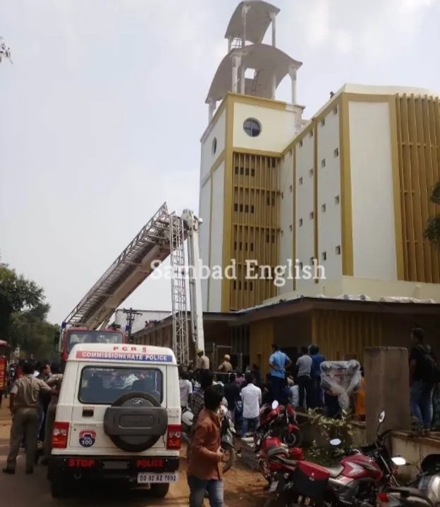  [Watch] Youth climbs atop Utkal University library building threatening suicide; rescued