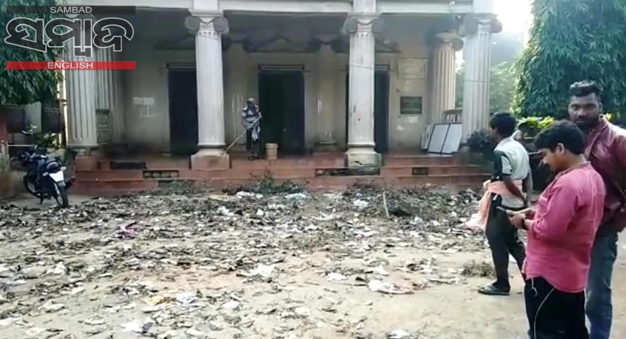  Workers dump garbage in front of Baripada municipality office. Here's why