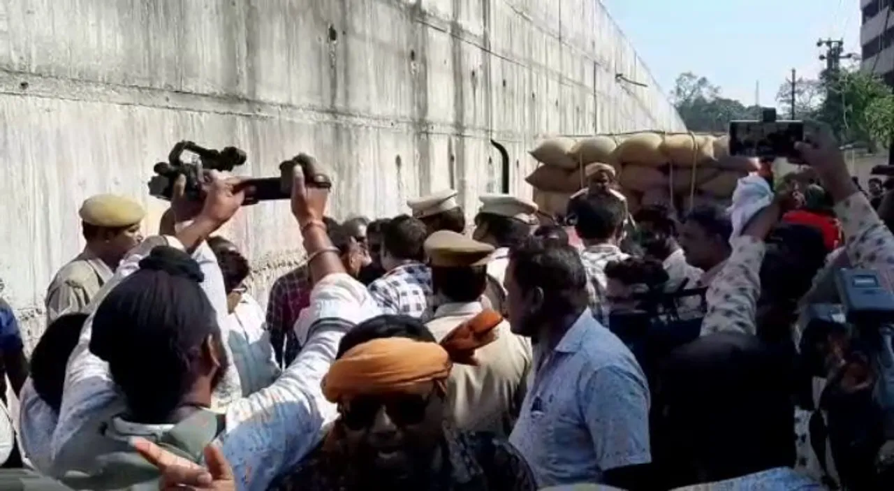  Farmers agitating over token system scuffle with police in Odisha’s Sambalpur